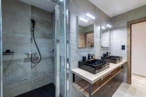 Secadora de cabello, toallas, jabón, papel de baño 