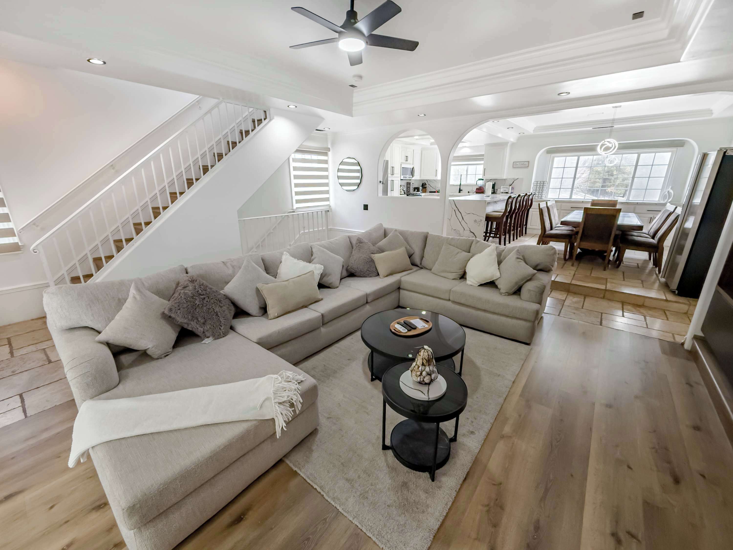 Televisión, chimenea y oficina 