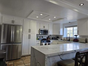 Køleskab, mikrobølgeovn, ovn, kogeplade