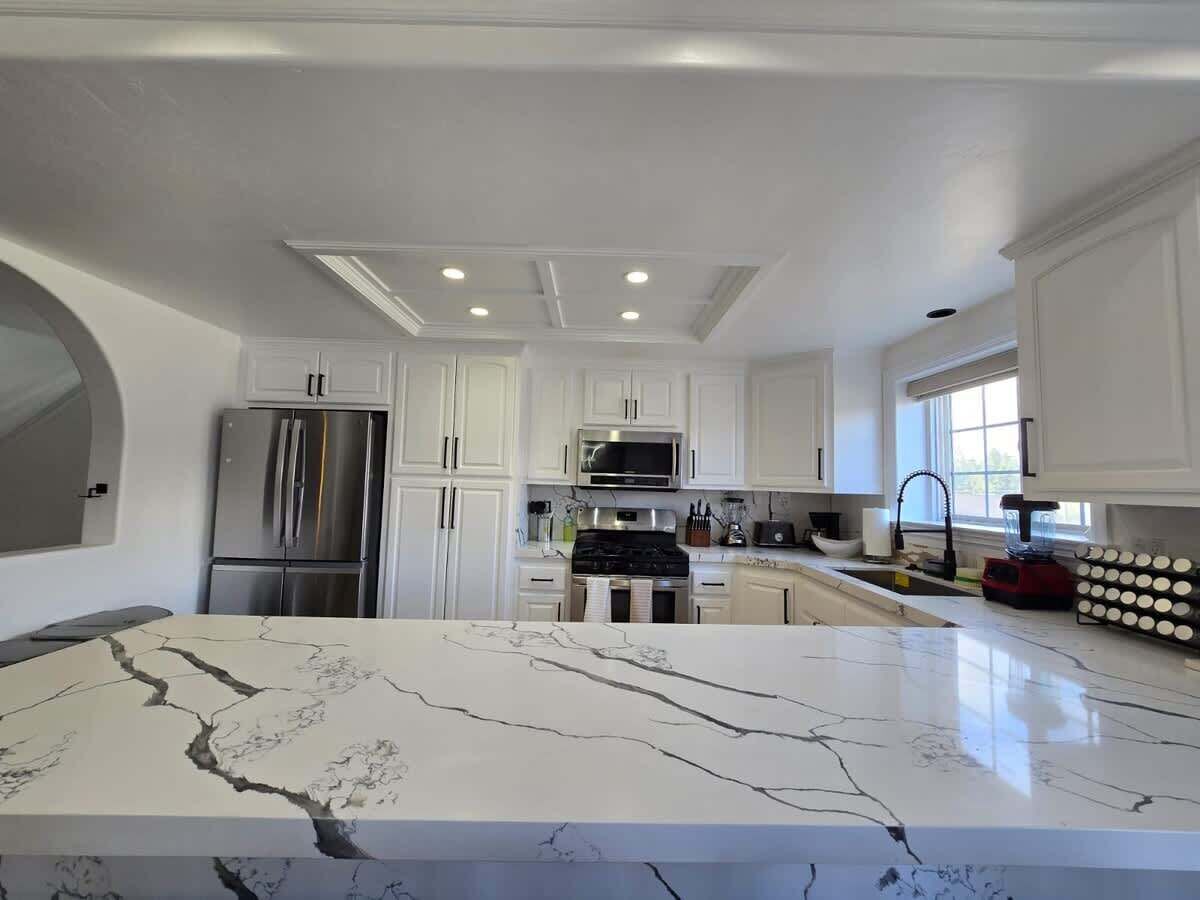 Refrigerador, microondas, horno y parrilla de estufa 