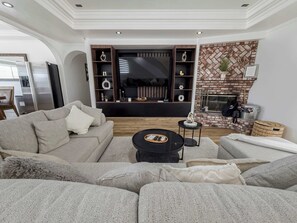 Télévision, cheminée, espaces bureaux