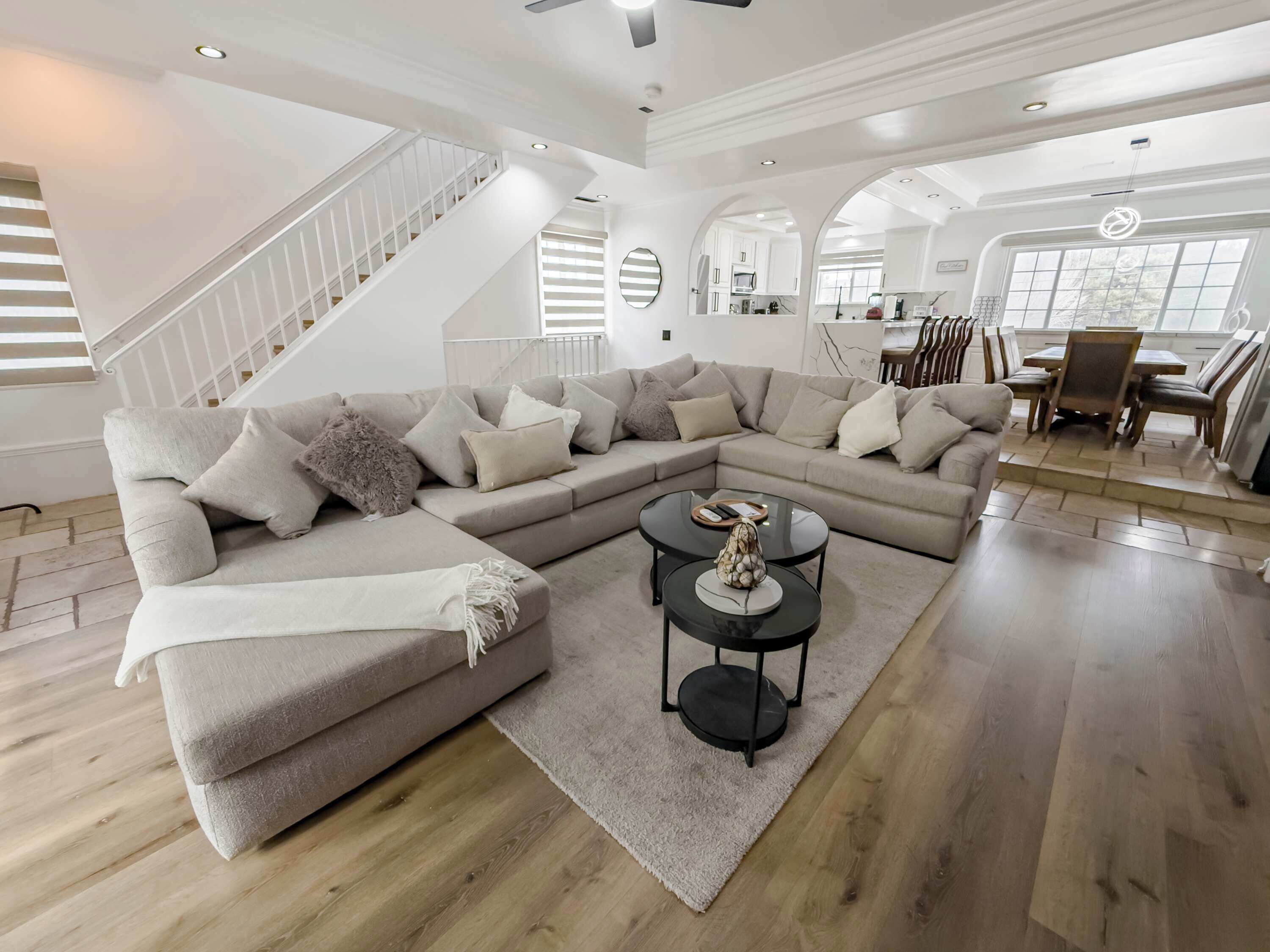 Televisión, chimenea y oficina 