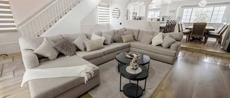 Televisión, chimenea y oficina