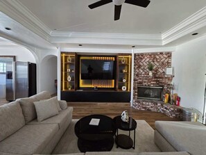 TV, peis og kontorer