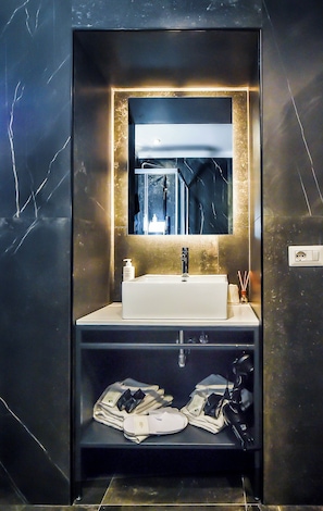 Deluxe Double or Twin Room | Bathroom