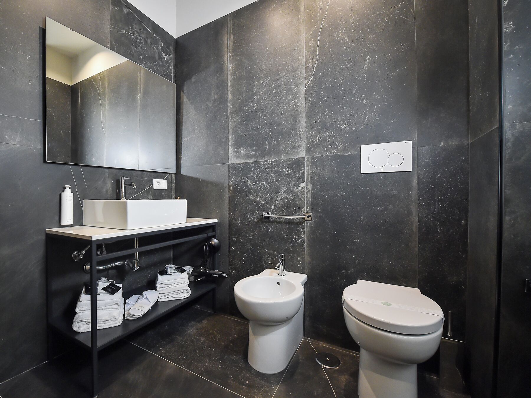 Habitación Deluxe doble | Baño | Ducha, secador de pelo, albornoces y zapatillas