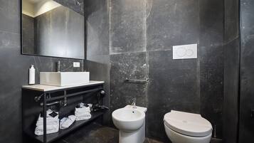 Habitación doble Deluxe | Baño | Regadera, secadora de cabello, batas, pantuflas