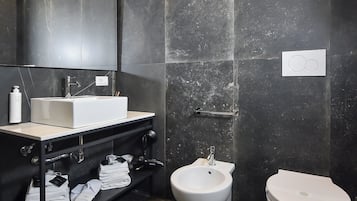Doppia Deluxe | Bagno | Doccia, asciugacapelli, accappatoio, pantofole