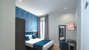 Une chambre d’hôtel moderne avec un grand lit, un bureau, un miroir et une vue sur la ville.