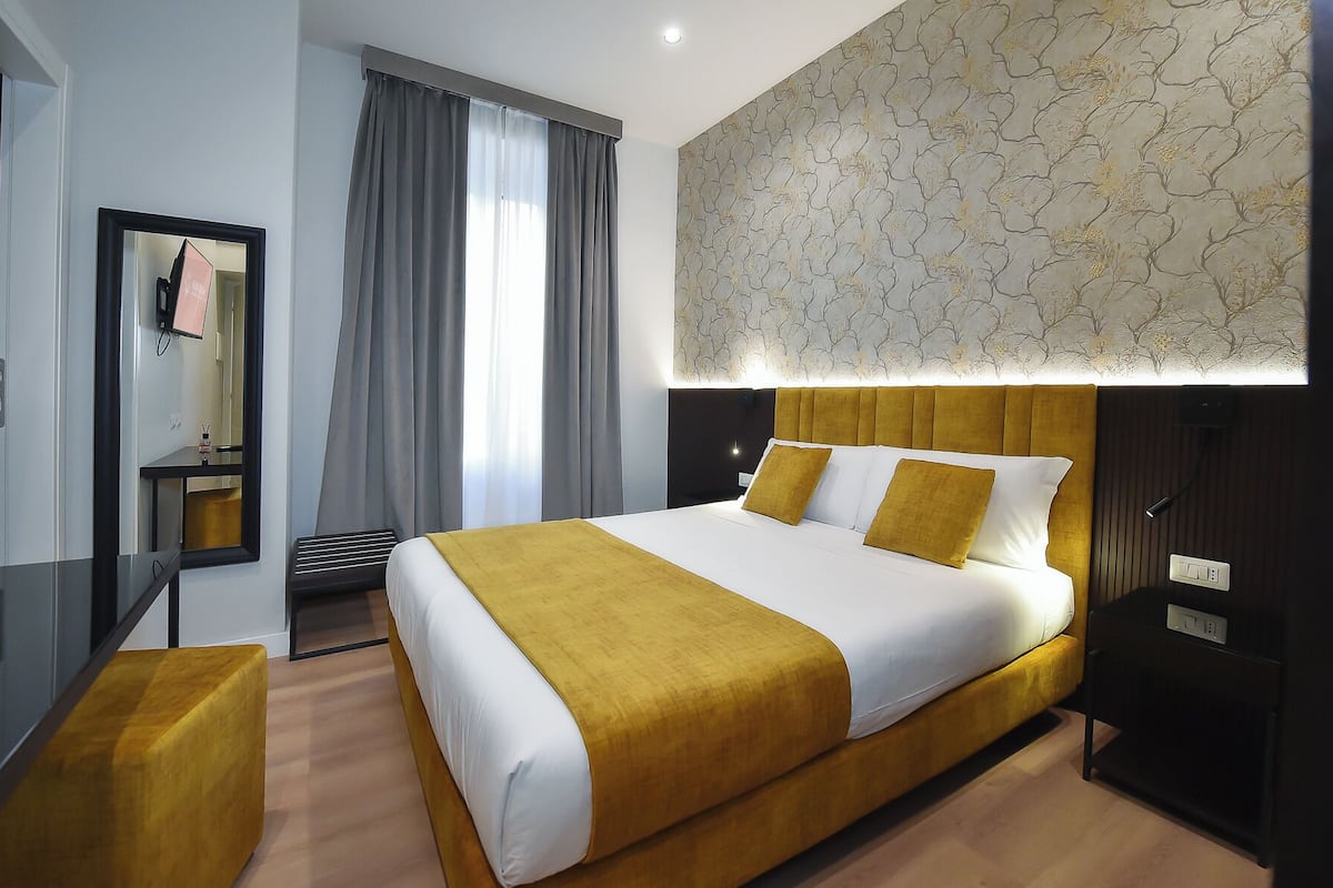 Deluxe Double Room | Bar mini percuma, peti besi dalam bilik, meja