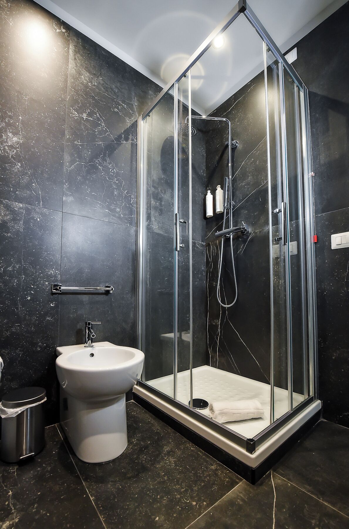 Habitación Deluxe con 1 cama matrimonial o 2 individuales | Baño | Regadera, secadora de cabello, batas, pantuflas 