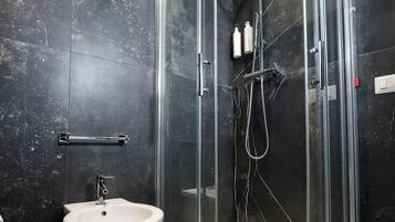 Habitación Deluxe con 1 cama matrimonial o 2 individuales | Baño | Regadera, secadora de cabello, batas, pantuflas