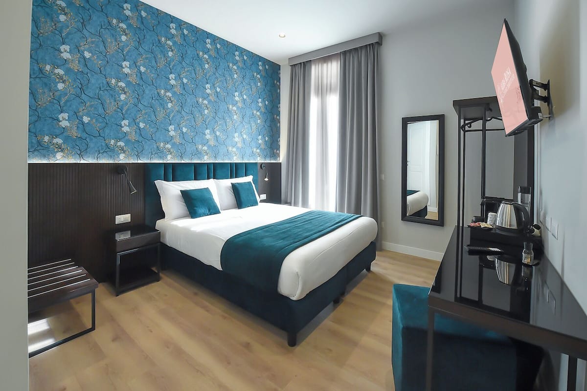 Deluxe kamer, 1 twee- of 2 eenpersoonsbedden | 1 slaapkamer, een gratis minibar, een kluis op de kamer, een bureau