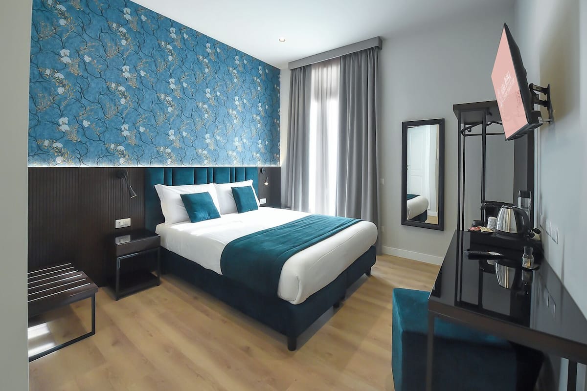 Deluxe Double or Twin Room | Bar mini percuma, peti besi dalam bilik, meja