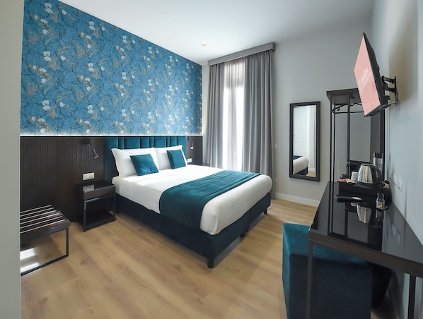 Deluxe dubbelrum eller tvåbäddsrum | Gratis produkter i minibar, värdeförvaringsskåp på rummet och skrivbord