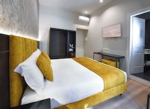 Deluxe Double Room | Free minibar, in-room safe, desk, laptop workspace - Alba Rosa Rooms (Rome)