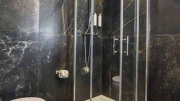 Deluxe Double or Twin Room | Bilik Mandi | Pancuran mandi, pengering rambut, jubah mandi, selipar