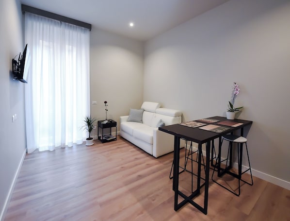 Een 40-inch flatscreentelevisie met digitale zenders