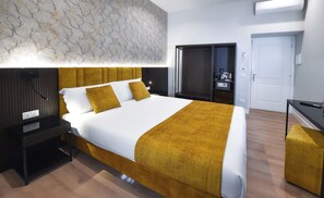 Free minibar, in-room safe, desk, laptop workspace - Albarosa Rooms (Rome)