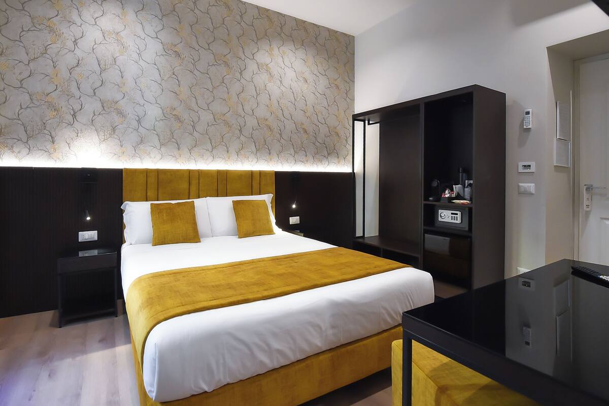 Deluxe Double Room | Minibar (free items), in-room safe, desk, laptop workspace
