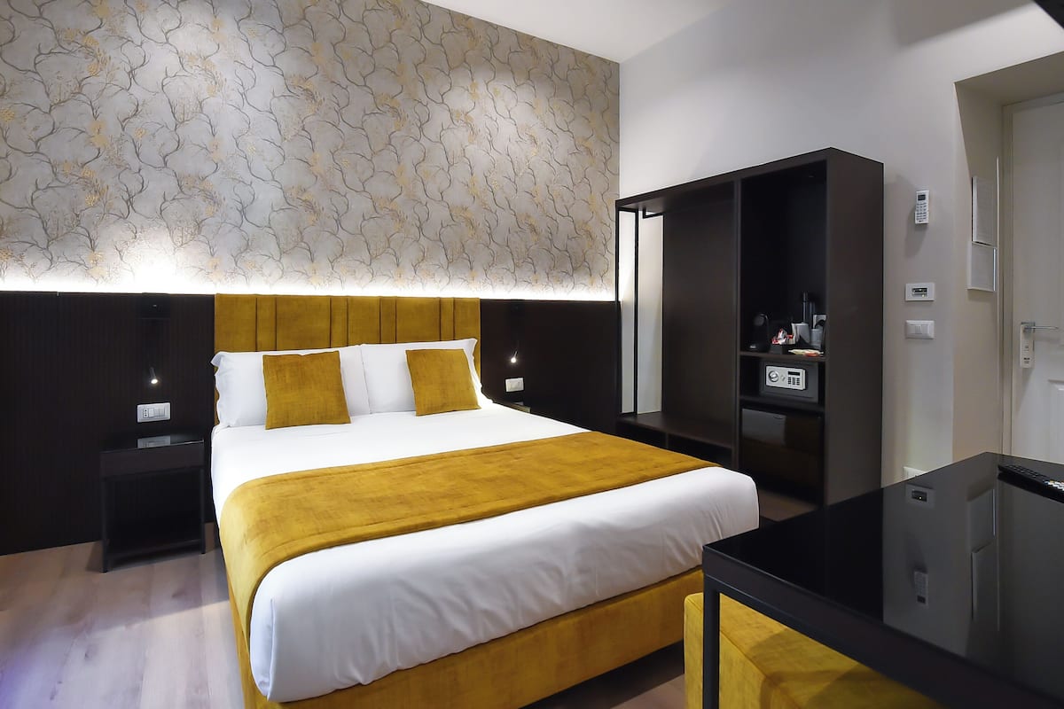 Deluxe Double Room | Free minibar, in-room safe, desk, laptop workspace
