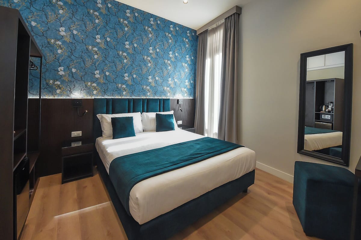 Deluxe tweepersoonskamer | 1 slaapkamer, een gratis minibar, een kluis op de kamer, een bureau