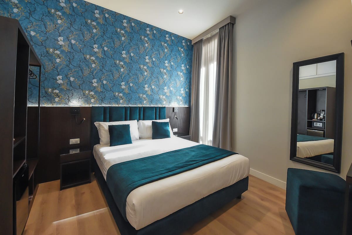Deluxe Double Room | Bar mini percuma, peti besi dalam bilik, meja