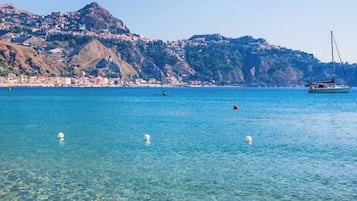 Una spiaggia nelle vicinanze