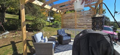Hillside 3-bedroom bungalow 1 mile from Harrisonburg City limits, great views!