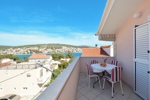 Outdoor dining - Bocic 3 – Cozy 2-Bedroom Apartment Near the Beach in Okrug Gornji, Trogir (Okrug Gornji)