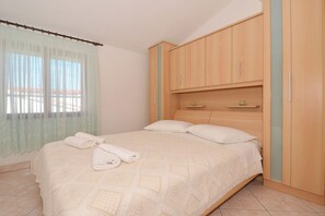 2 bedrooms, free WiFi, bed sheets - Bocic 3 – Cozy 2-Bedroom Apartment Near the Beach in Okrug Gornji, Trogir (Okrug Gornji)