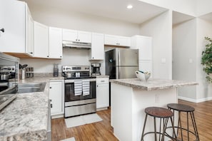 Fridge, microwave, oven, stovetop - Home Near Riverwalk, Frost Bank Center, w/ King Bed  (San Antonio)