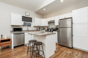 Een koelkast, een magnetron, een oven, een kookplaat