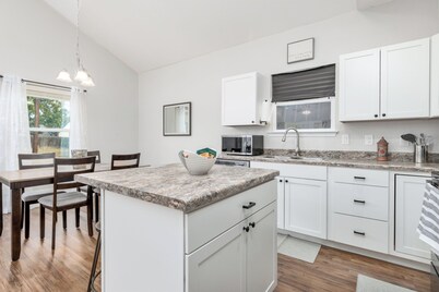 Home Near Riverwalk, Frost Bank Center, w/ King Bed 