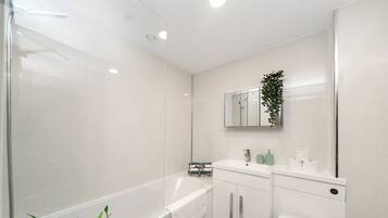 Apartment | Bathroom | Shower, towels, toilet paper