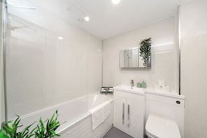 Apartment | Bathroom | Shower, towels, toilet paper - Hotel Apartment in Ilford (Ilford)