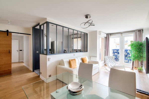 Deluxe Apartment | Living area | Flat-screen TV