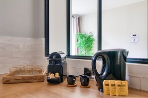 Deluxe Apartment | Private kitchen | Electric kettle, toaster - 123home- Suite & spa XL (Montevrain)