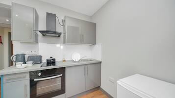 Apartment | Private kitchen | Fridge, oven, stovetop, electric kettle