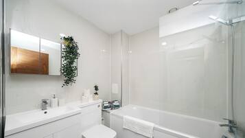 Apartment | Bathroom | Shower, towels, toilet paper