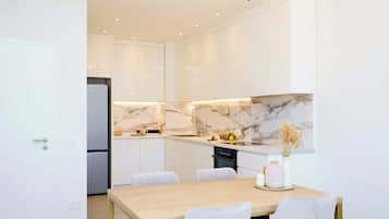 Apartment (1 Bedroom) | Private kitchen | Oven
