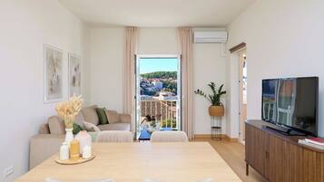 Apartment (1 Bedroom) | In-room dining