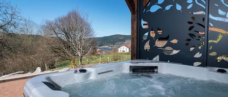 Outdoor spa tub