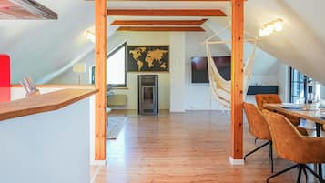 Superior-Apartment, 2 Schlafzimmer | Essbereich im Zimmer