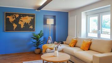 Exclusive-Apartment, 2 Schlafzimmer, Sauna | Wohnbereich | 100-cm-Smart-TV mit Digitalempfang