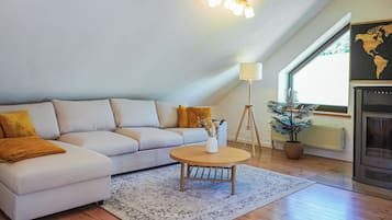 Superior-Apartment, 2 Schlafzimmer | Wohnbereich | 100-cm-Smart-TV mit Digitalempfang
