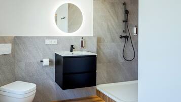 Exclusive-Apartment, 2 Schlafzimmer, Sauna | Badezimmer | Dusche, Haartrockner, Handtücher, Seife