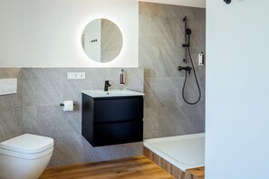Exclusive-Apartment, 2 Schlafzimmer, Sauna | Badezimmer | Dusche, Haartrockner, Handtücher, Seife