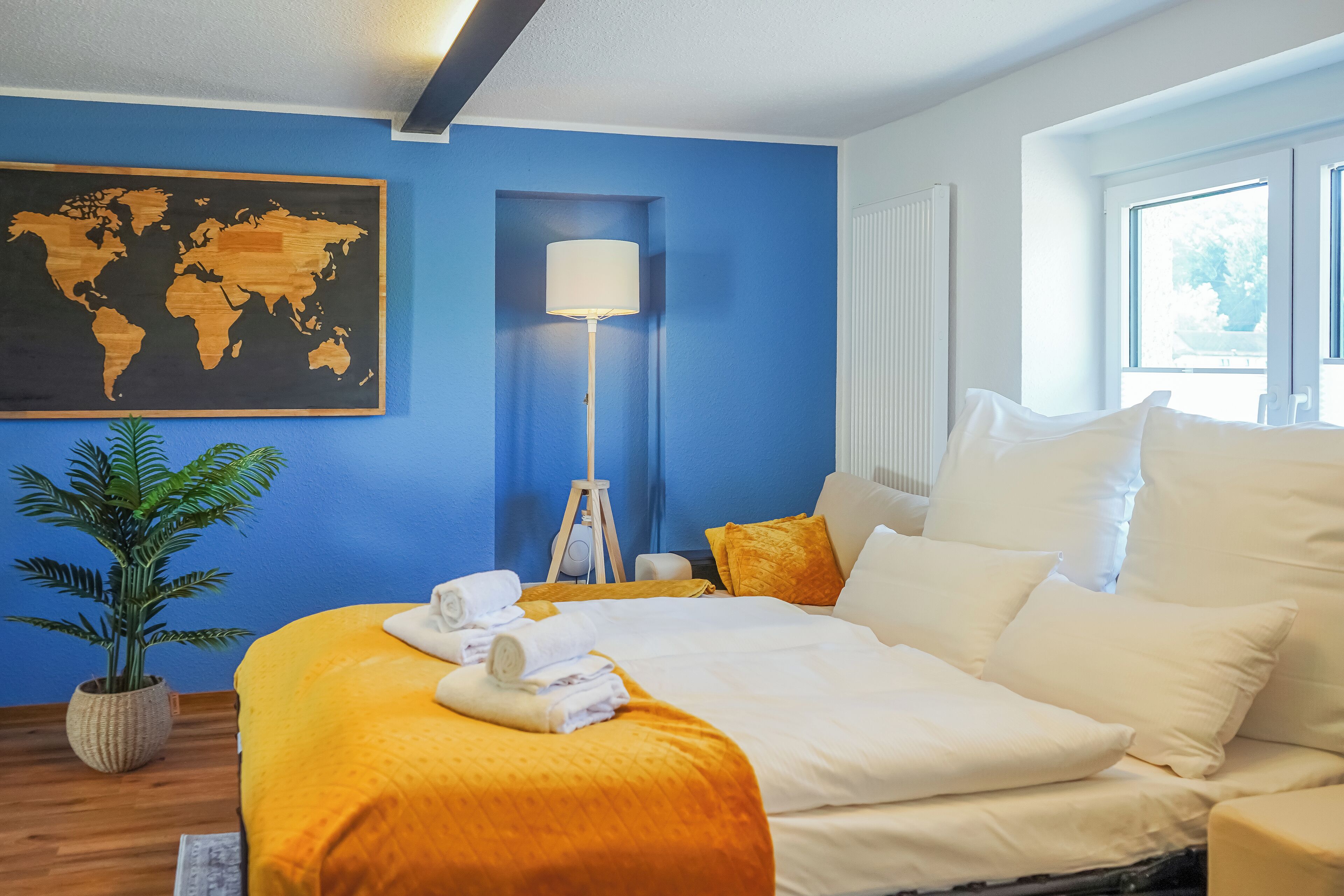 Exclusive-Apartment, 2 Schlafzimmer, Sauna | Wohnbereich | 100-cm-Smart-TV mit Digitalempfang