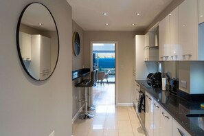 Geladeira, micro-ondas, fogão, cooktop